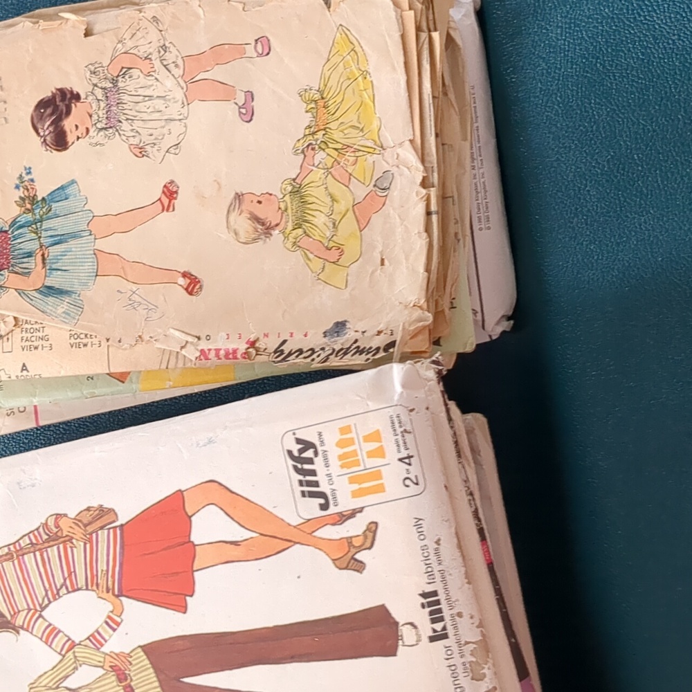 mixed lot of USED sewing patterns. NOT inspected for completeness. - Picture 5 of 5